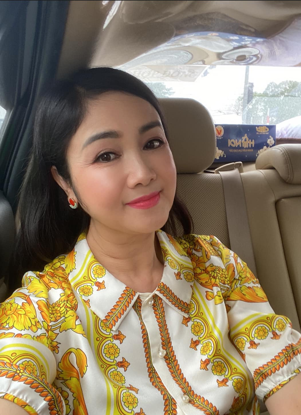 Hiện tại ở tuổi 56, nghệ sĩ Thu Hà vẫn giữ được làn da căng mịn, đôi mắt sáng và thần thái tươi trẻ. Ảnh: FB Nguyệt Hà