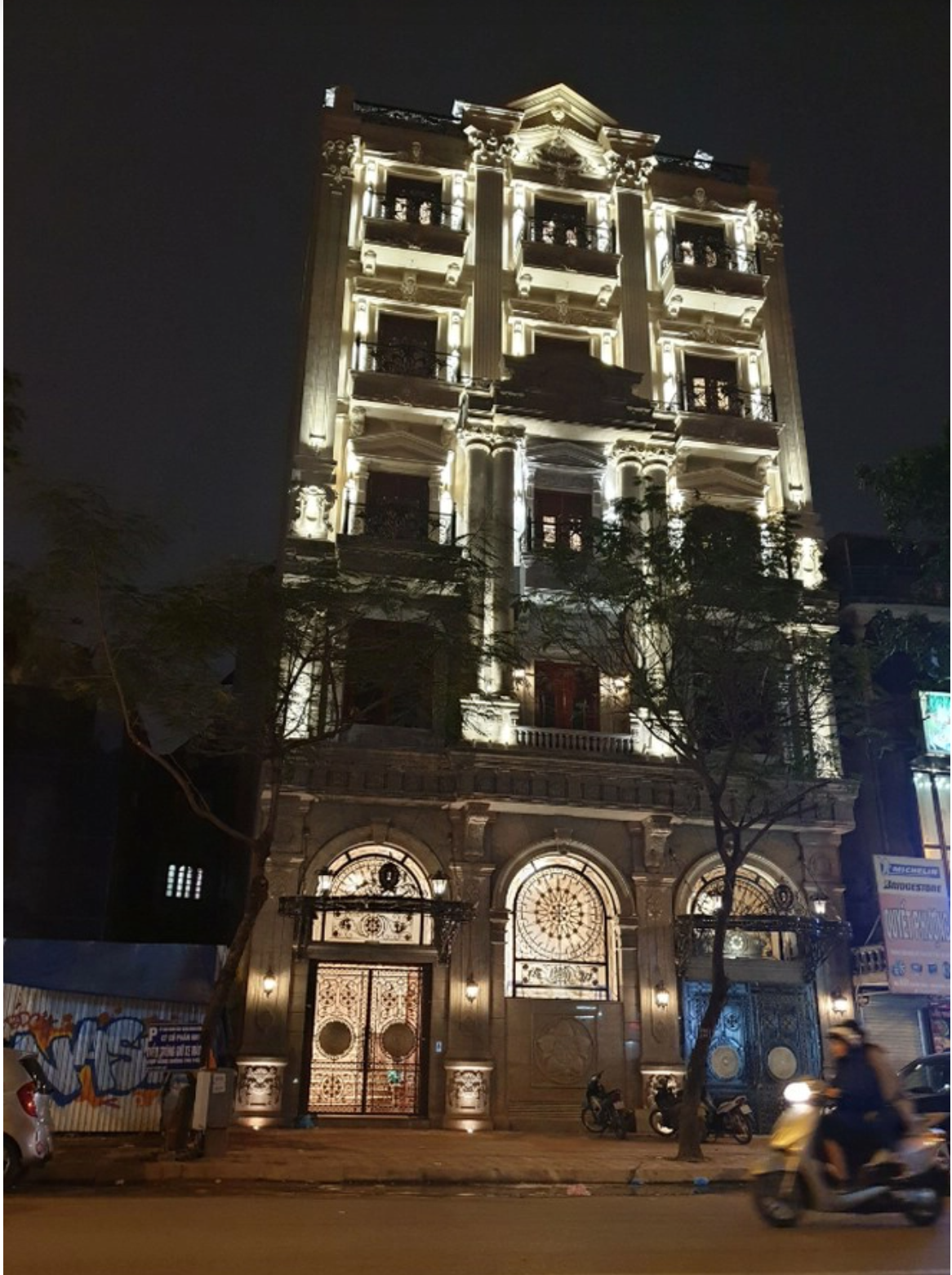 Đỗ Mỹ Linh và chồng doanh nhân sống trong căn dinh thự hoành tráng như lâu đài tại khu vực trung tâm Hà Nội.