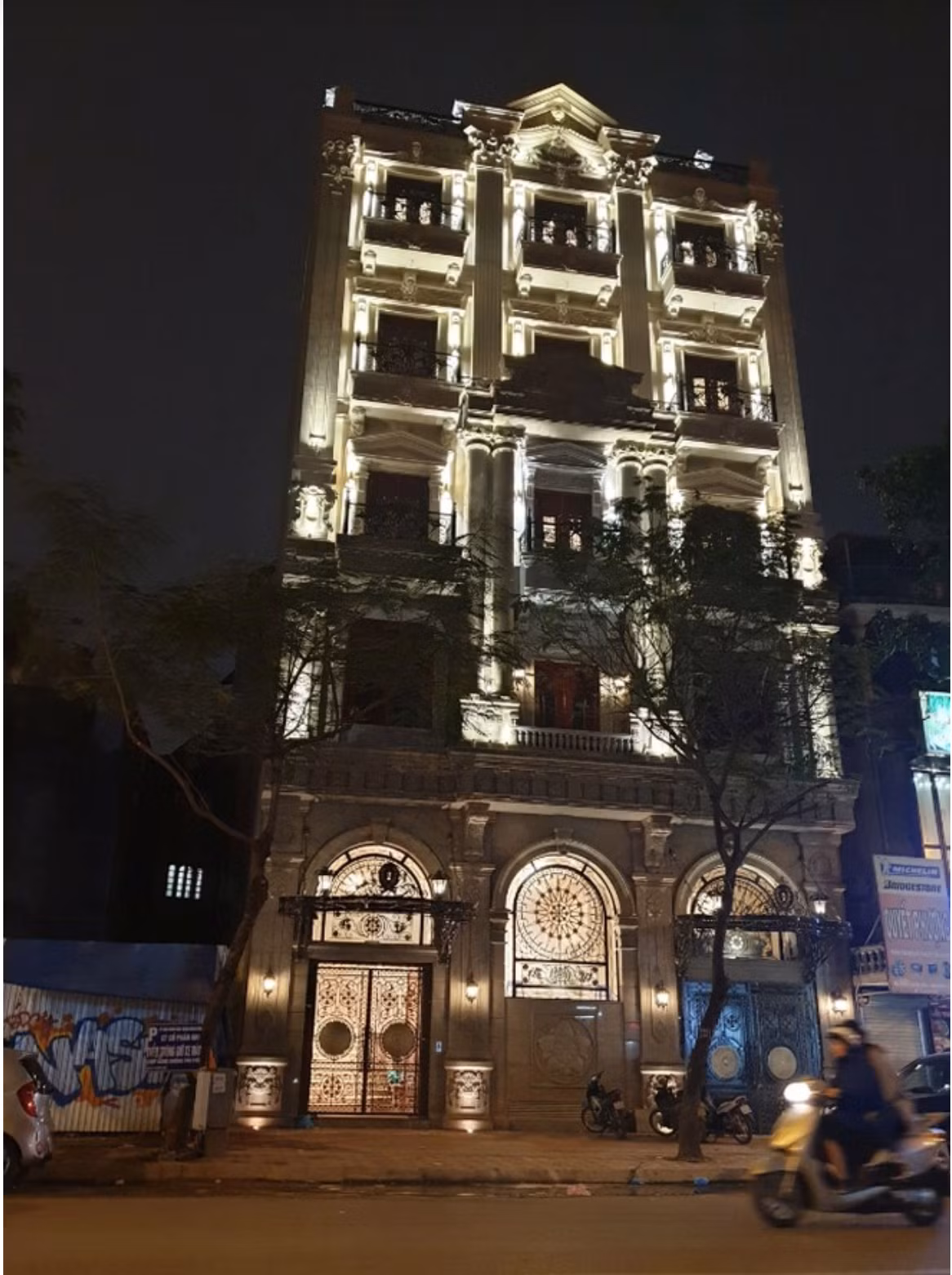 Đỗ Mỹ Linh và chồng doanh nhân sống trong căn dinh thự hoành tráng như lâu đài tại khu vực trung tâm Hà Nội.