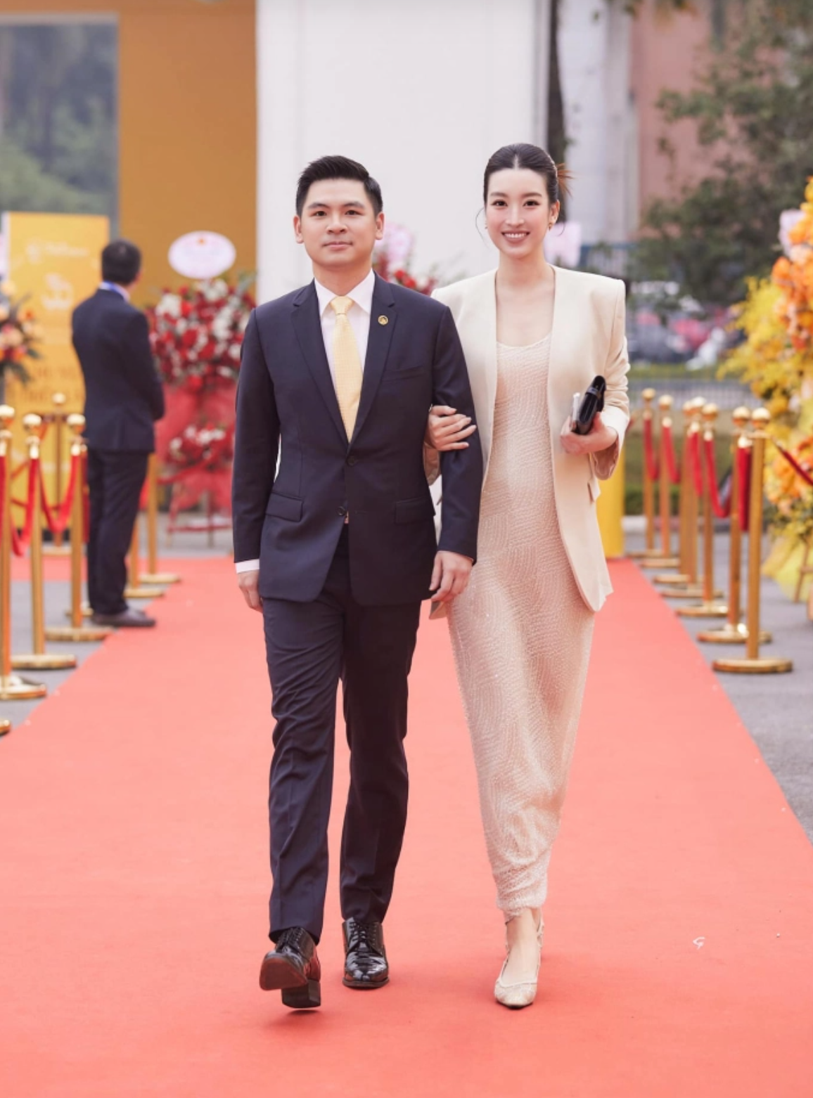 Ngoài ra vợ chồng người đẹp cũng thường sánh bước bên nhau đến các sự kiện.