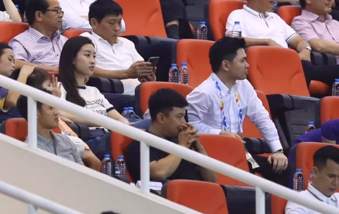 Nàng hậu thi thoảng xuất hiện cùng Đỗ Vinh Quang trên khán đài mỗi khi câu lạc bộ của chồng có trận đấu.