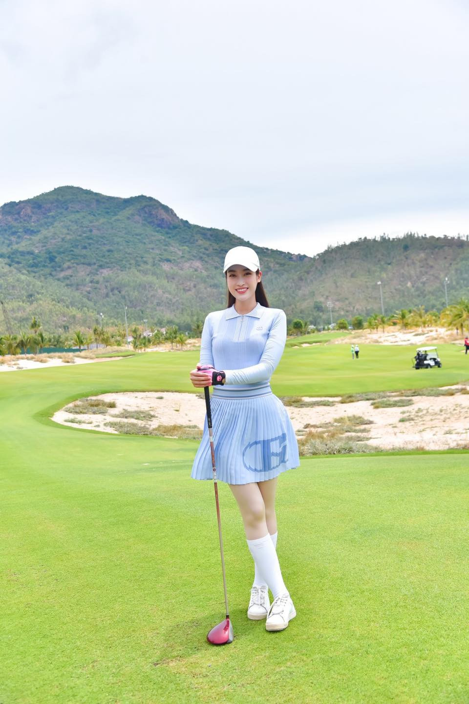 Vừa có một gia đình hạnh phúc viên mãn, vừa có sự nghiệp thành công, Đỗ Mỹ Linh được xem là một trong những nàng hậu "số hưởng" nhất nhì của showbiz Việt.