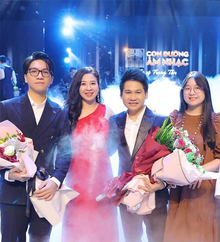 Cả hai con của Trọng Tấn đều nối nghiệp nghệ thuật của bố. Con trai lớn của anh - Tấn Đạt, 20 tuổi, đang học khoa Thanh nhạc, Học viện Âm nhạc Quốc gia Việt Nam.