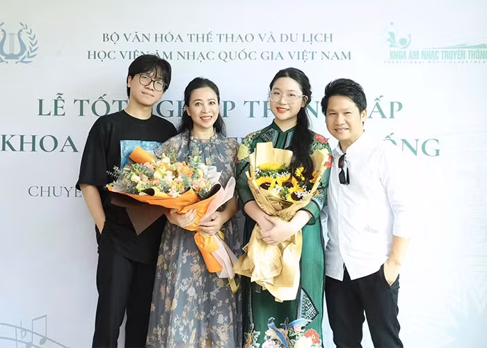 Trên trang cá nhân, ca sĩ Trọng Tấn vừa tự hào khoe con gái út đạt 10 điểm tốt nghiệp hệ trung cấp ngành Đàn tranh của Học viện Âm nhạc Quốc gia Việt Nam.