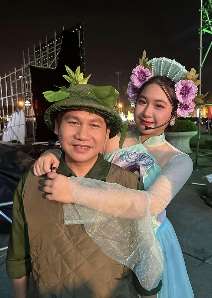 Thỉnh thoảng hai bố con Trọng Tấn cùng diễn trong một chương trình.