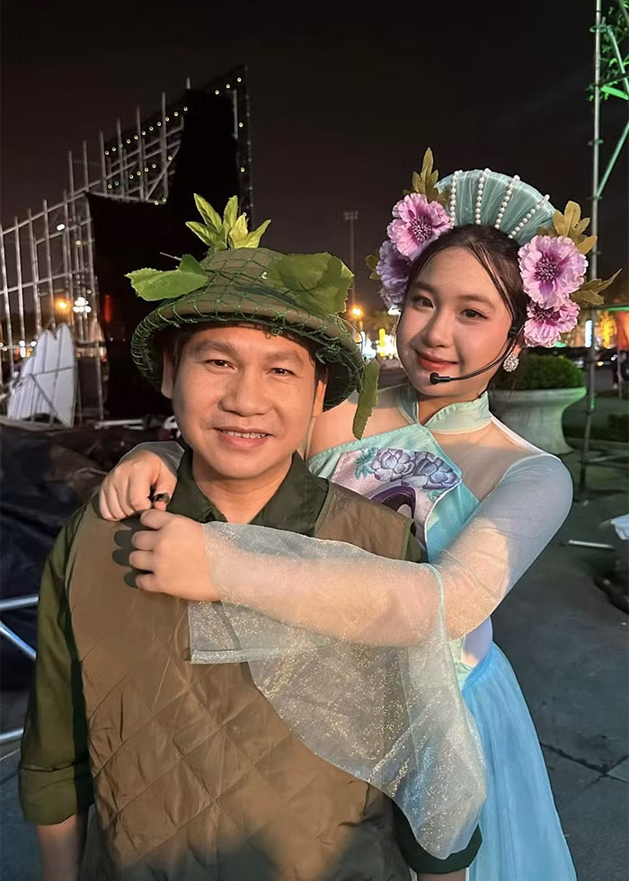 Thỉnh thoảng hai bố con Trọng Tấn cùng diễn trong một chương trình.