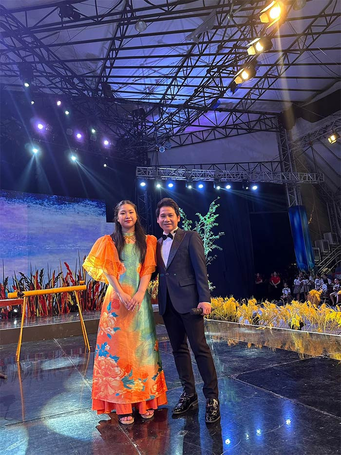 Trọng Tấn và con gái trong một dịp chung sân khấu.