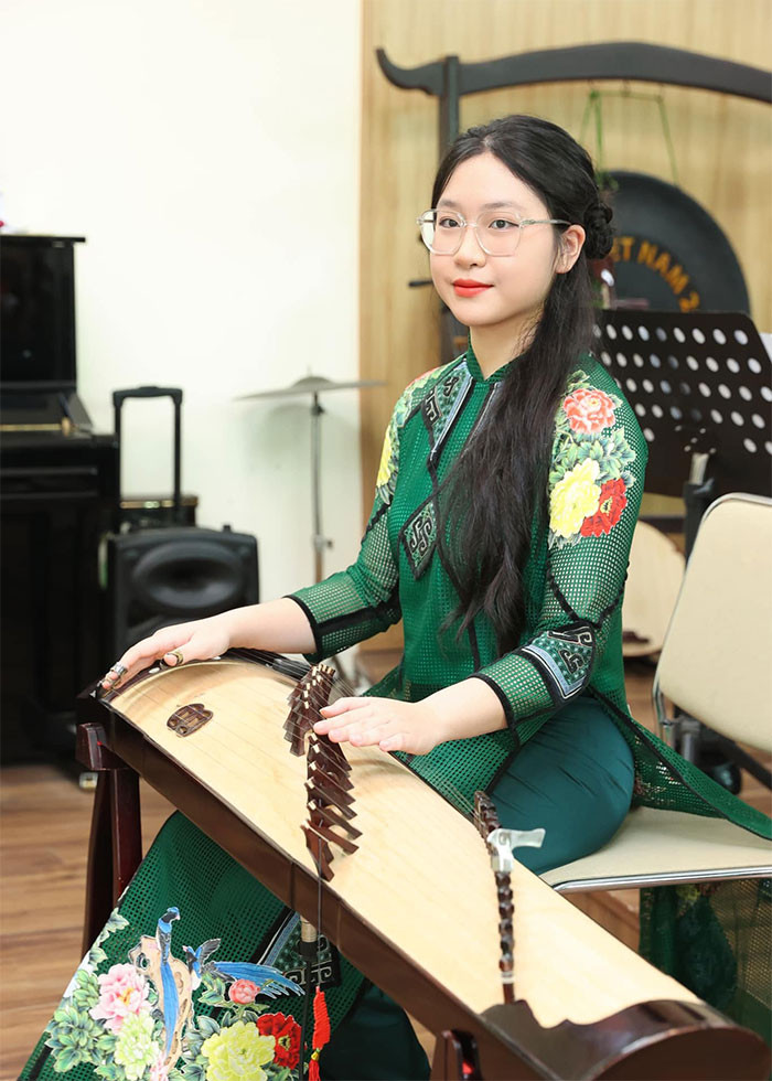 Con gái út của Trọng Tấn là Vũ Hoa Thảo Nguyên (18 tuổi). Cô bé học văn hóa song song với học đàn.