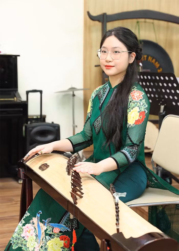 Con gái út của Trọng Tấn là Vũ Hoa Thảo Nguyên (18 tuổi). Cô bé học văn hóa song song với học đàn.