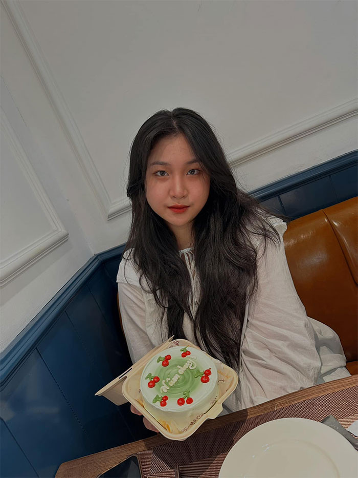 Càng lớn, con gái của "ông hoàng nhạc đỏ" càng xinh xắn, duyên dáng.