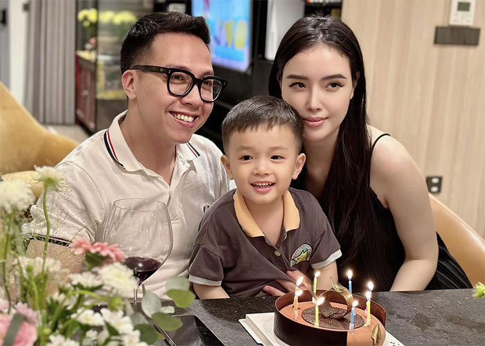 Mai Ngọc Phượng kết hôn năm 2011. Cô đang sống hạnh phúc bên chồng và hai con trai.