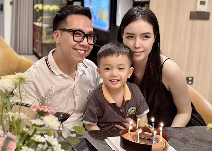 Mai Ngọc Phượng kết hôn năm 2011. Cô đang sống hạnh phúc bên chồng và hai con trai.