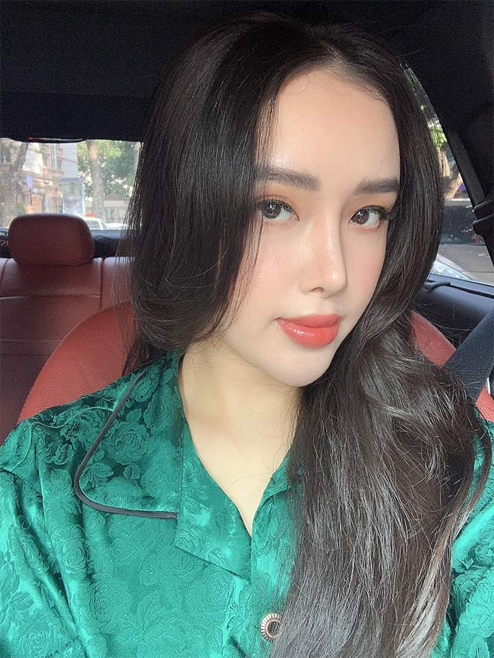 Làn da trắng mịn của bà mẹ hai con cũng nhận được nhiều lời khen ngợi.