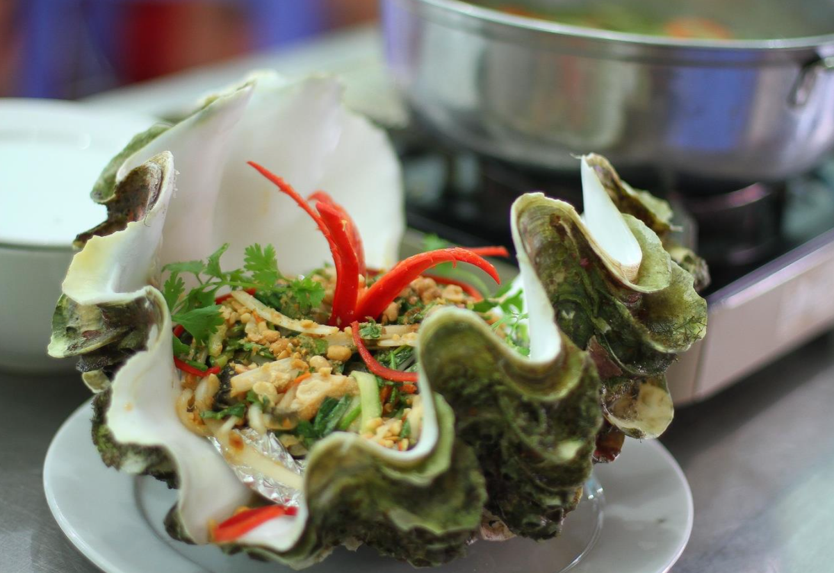 Nhắc đến hải sản ngon ở Lý Sơn phải kể đến ốc tượng. Loại ốc tượng to và ngon nhất phải chọn loại lớn cỡ bàn tay xòe, nặng khoảng nửa ký. Người dân đảo Lý Sơn có thể chế biến loại ốc này thành các món ăn đơn giản mà cực kỳ ngon.