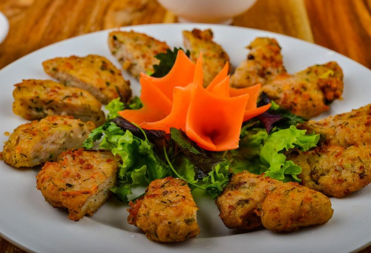 Nằm trong top đặc sản Lý Sơn chắc chắn có món chả cả, được làm từ thịt cá mú đỏ tươi. Ngoài ra, du khách cũng có thể thưởng thức thử món bún chả cá tại Lý Sơn với giá cả rất bình dân.