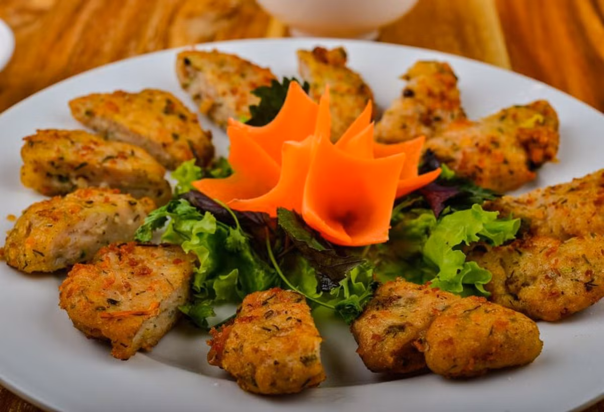 Nằm trong top đặc sản Lý Sơn chắc chắn có món chả cả, được làm từ thịt cá mú đỏ tươi. Ngoài ra, du khách cũng có thể thưởng thức thử món bún chả cá tại Lý Sơn với giá cả rất bình dân.