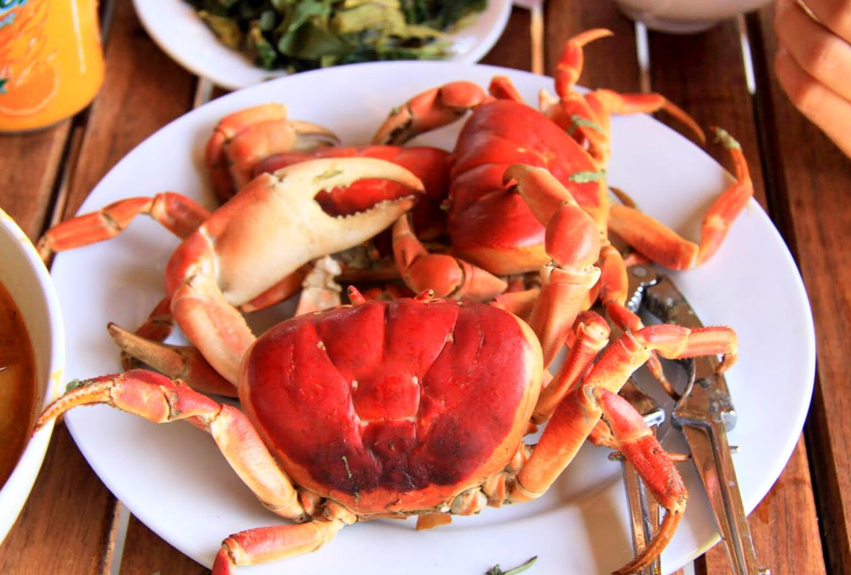 Cua dẹt cũng được coi là một đặc sản của Lý Sơn. Những con cua này khi nướng lên có mùi thơm, bóc lớp vỏ đen cháy, những múi thịt trắng ngần chấm muối ớt thơm ngọt đậm đà.