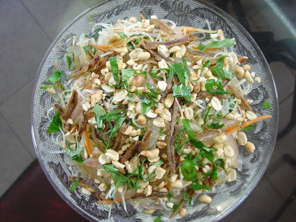 Gỏi sứa cũng là món ngon Lý Sơn được du khách yêu thích. Sứa vừa vớt về đem ngâm trong nước chuối chát xắt mỏng để sứa đỡ ra nước, sau trộn với rau thơm, xoài, khế. Ngoài ra, người dân nơi đây còn phi hành với dầu ăn dậy mùi thơm, vàng rộm trộn đều nhau, rồi rưới nước mắm, nêm nếm món gỏi cho thật vừa khẩu vị và rắc thêm đậu phộng.