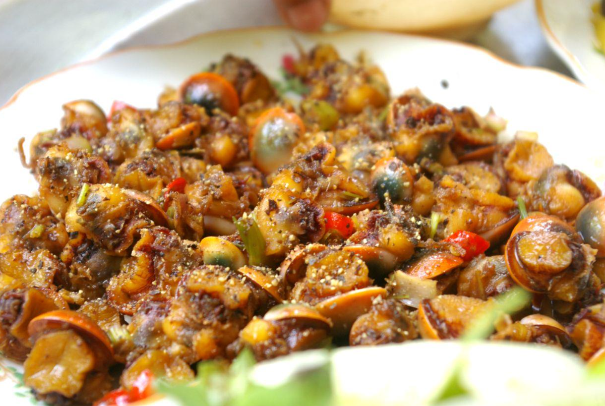 Một món ốc được thêm vào danh sách đặc sản Lý Sơn nữa chính là ốc cừ xào sả ớt. Ốc cừ Lý Sơn nổi tiếng với thịt ốc ngọt ngọt, ăn vào vừa dai vừa lạ miệng, lại có thể chế biến thành nhiều món như: Ốc xào, ốc nướng,...