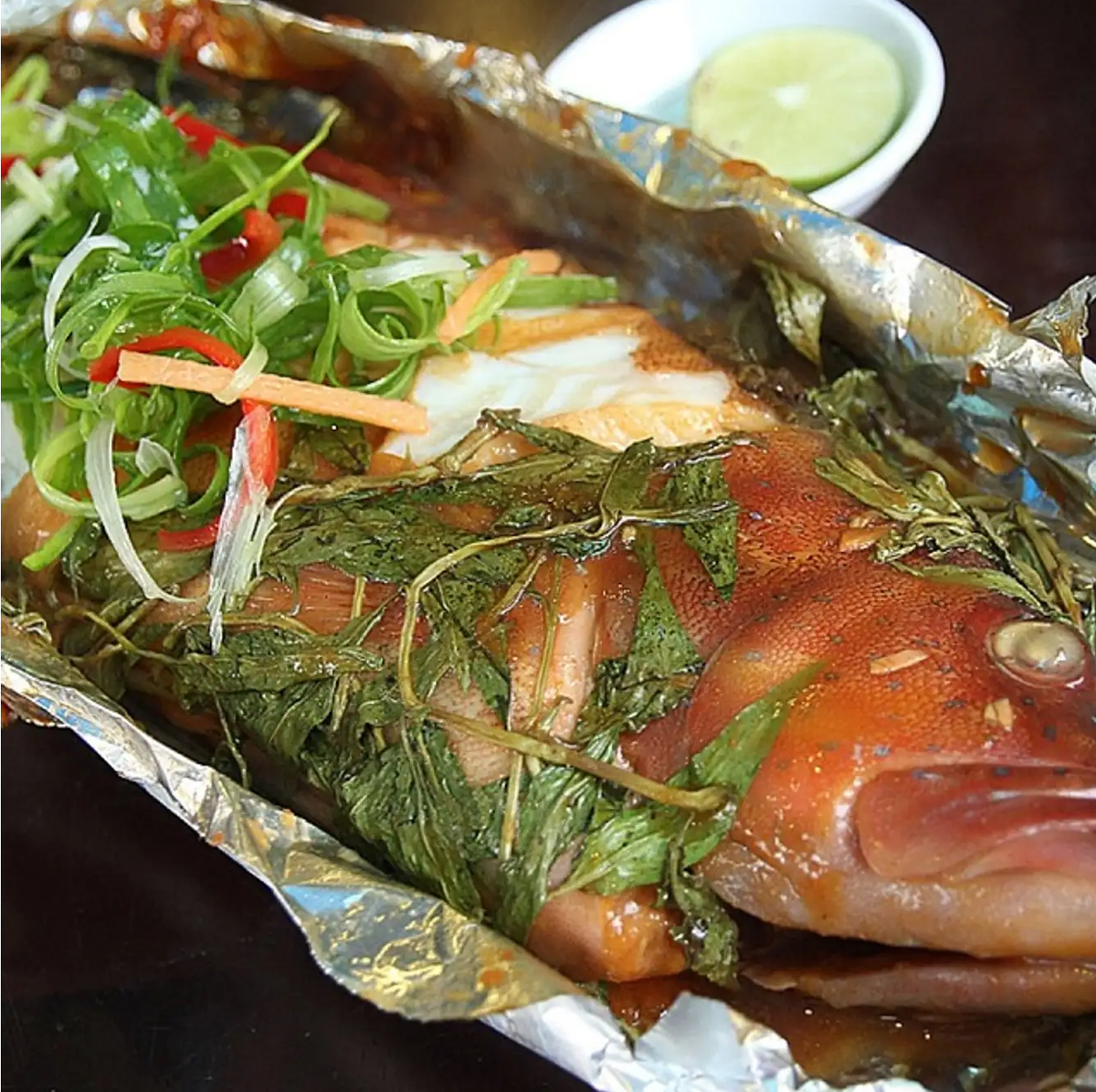 Cá tà ma có hình dạng khá giống cá rô phi. Loài cá này rất nhanh nên việc đánh bắt khá khó. Cá tà ma có thịt ngọt và dai, ăn vào béo béo. Cá tà ma ngon nhất là đem nướng. Ảnh: Sưu tầm