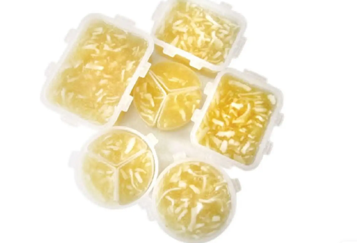 Rong biển Lý Sơn sẽ được đem đi nấu chung với đậu xanh tạo nên món chè cực kỳ thanh mát. Chè rong biển hỗ trợ giải nhiệt cực tốt, còn thơm ngon cực đã.