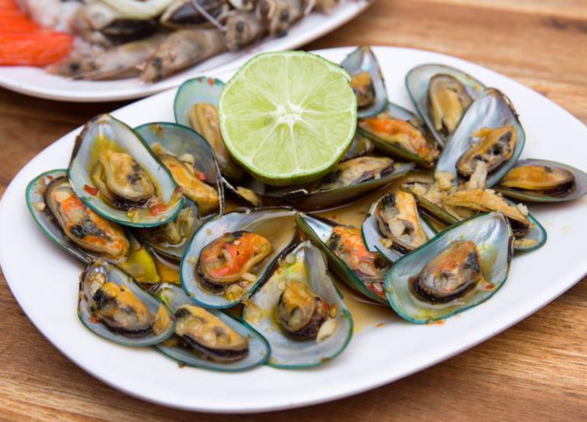 Hàu son là loài sống trong các lớp cát san hô, chúng được ưa thích dùng làm nhiều món ăn như: Hàu hấp, hàu xào, hàu nướng bơ,... Người dân Lý Sơn còn biết cách kết hợp hàu với đu đủ để tạo nên món hàu son xào đu đủ cực kỳ ngon.