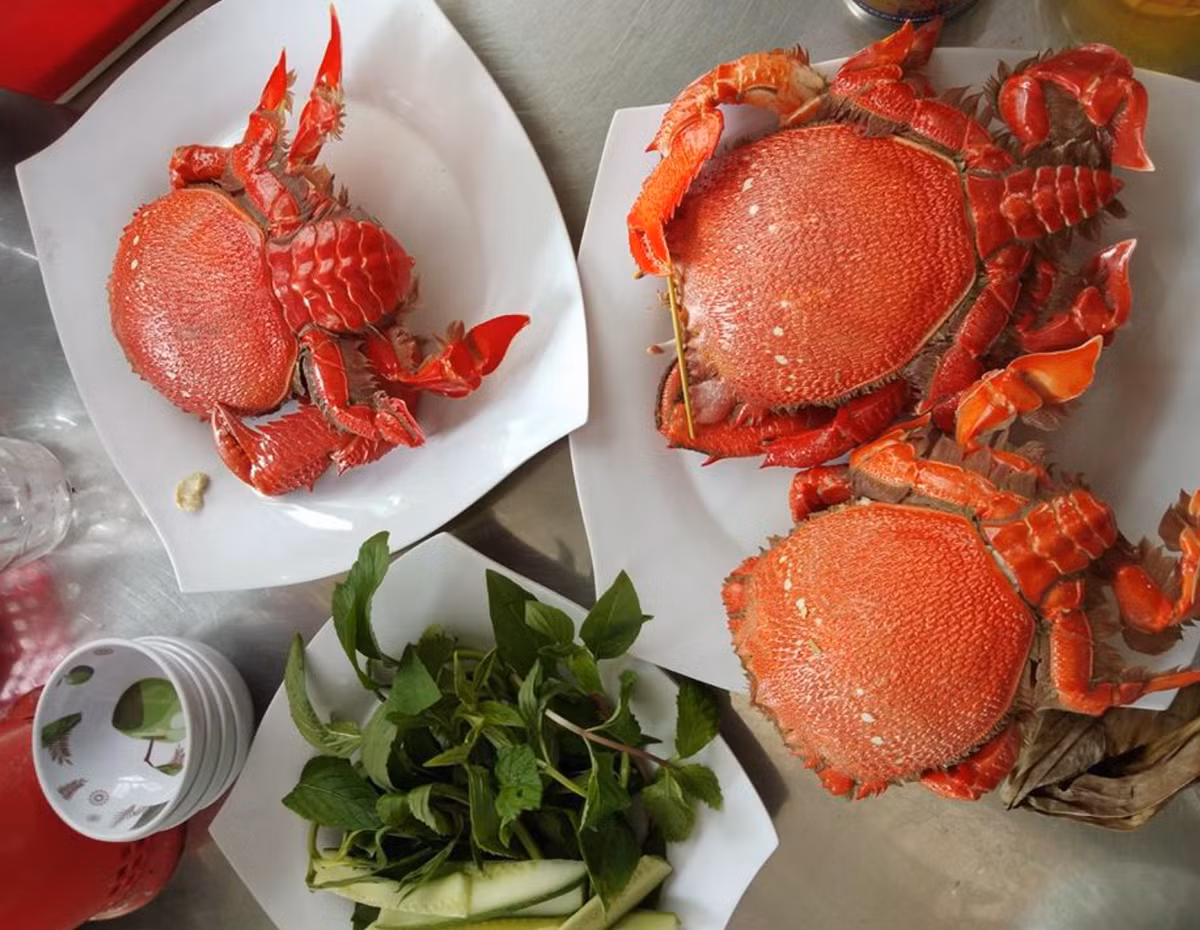 Nói đến đặc sản Lý Sơn không thể bỏ qua các loại hải sản, đặc biệt cua huỳnh đế chắc hẳn là món ngon không thể bỏ lỡ. Thịt cua huỳnh đế khi chế biến lên rất mềm, mùi khá thơm và ngon.