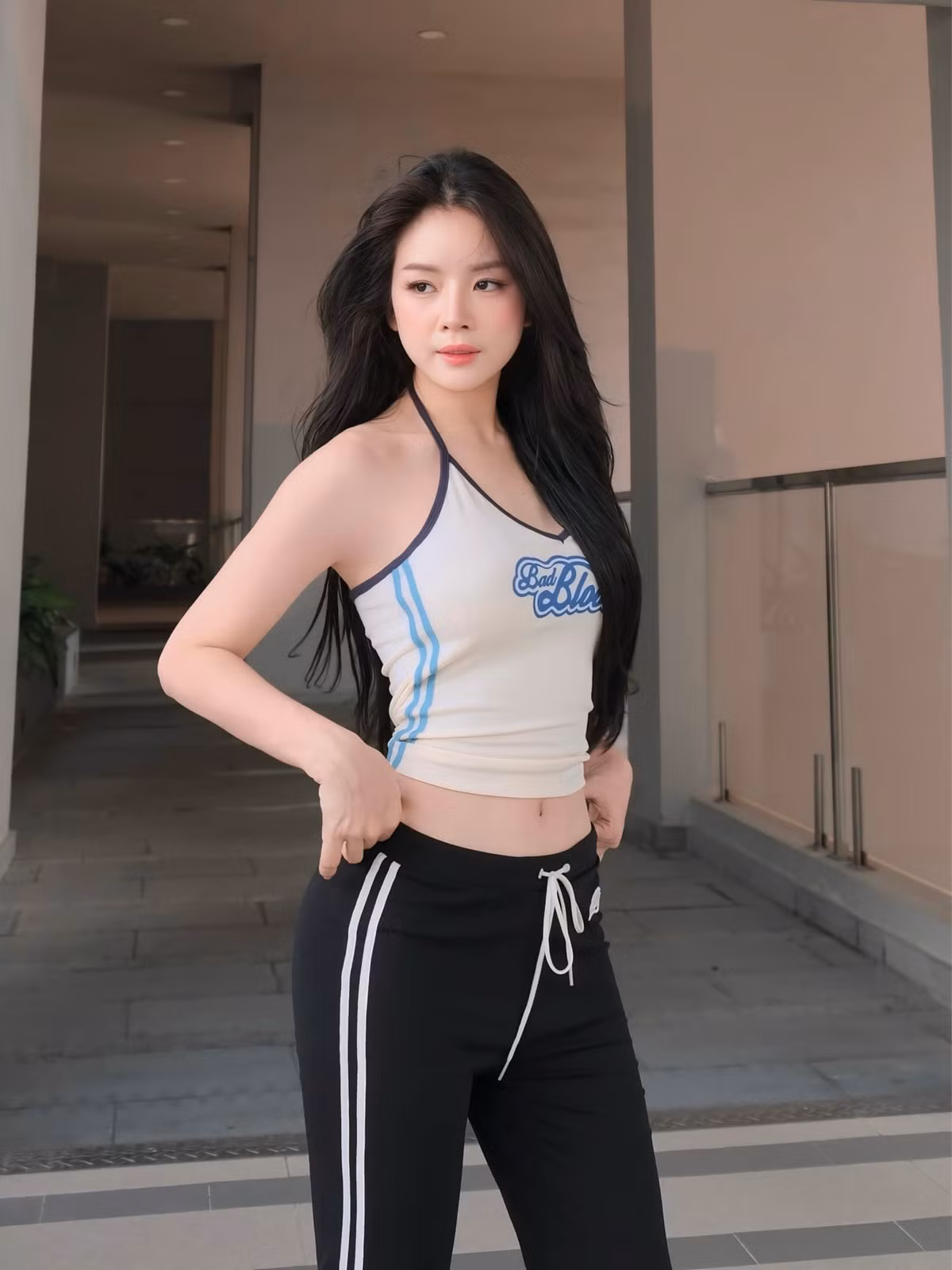 Ở tuổi U30, nữ DJ vẫn làm nhiều người xuýt xoa vì dung mạo trẻ măng, khuôn mặt “baby” cùng làn da trắng nõn, thân hình nuột nà. Ảnh: FB DJ Mie