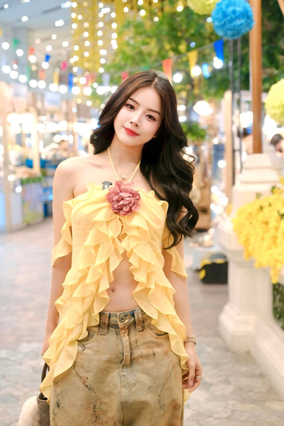 DJ Mie thường xuyên chia sẻ những hình ảnh khoe vòng eo con kiến nhỏ nhắn, săn chắc cùng gu thời trang sành điệu. Ảnh: FB DJ Mie