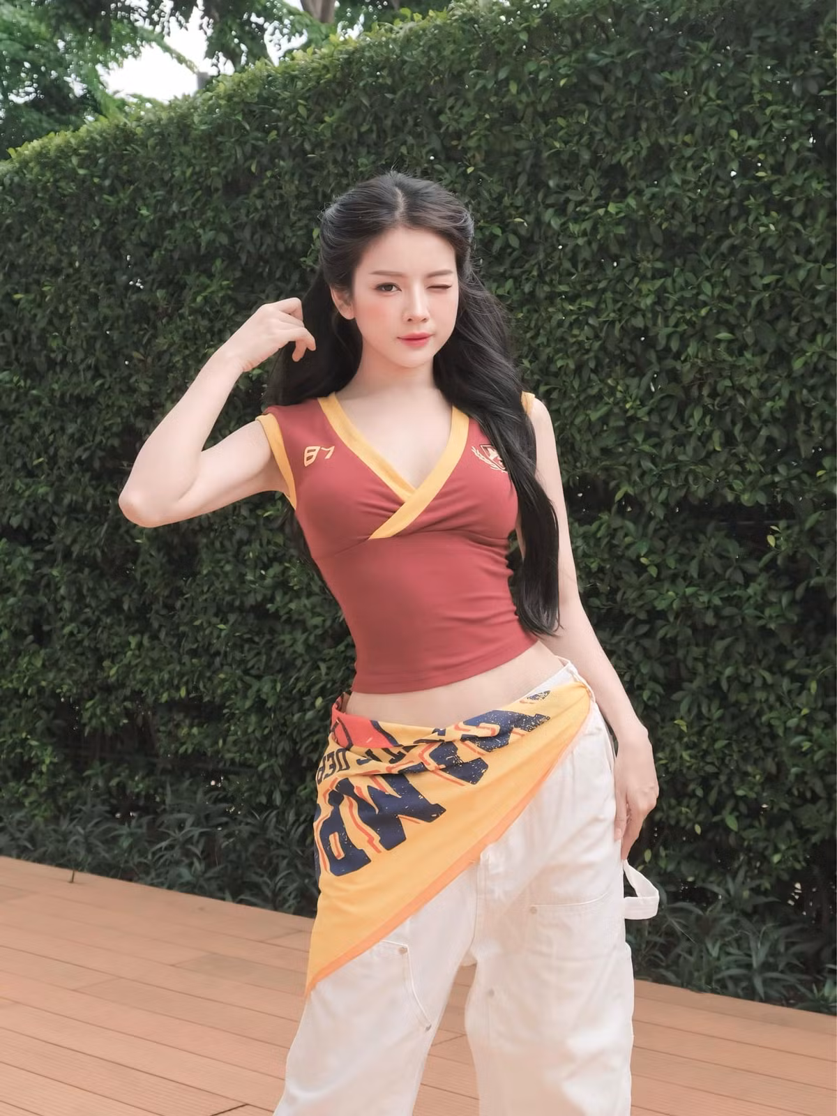 Gương mặt xinh đẹp, đôi mắt to tròn cùng làn da trắng hồng giúp cô nàng tự tin hơn trong việc thể hiện phong cách thời trang đa dạng. Ảnh: FB DJ Mie