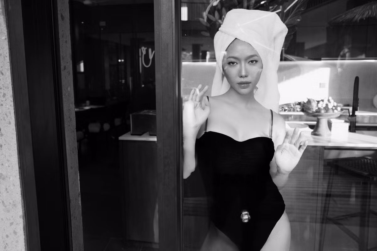 Dù lâu lâu mới đăng ảnh diện bikini khoe vóc dáng một lần nhưng lần nào bà xã của diễn viên Anh Tú cũng khiến dân tình phải trầm trồ vì độ táo bạo của mình.