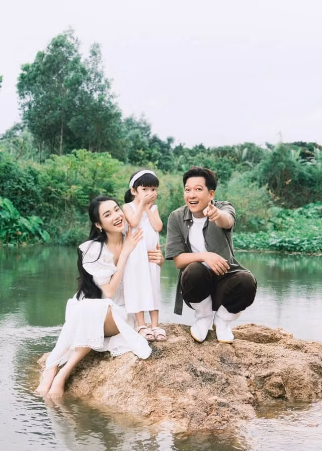 Vợ chồng Trường Giang - Nhã Phương còn nắm trong tay nhiều bất động sản giá trị, trong đó đáng chú ý nhất là "biệt phủ" ở vùng ngoại ô TP HCM, một căn biệt thự tại Phú Quốc.