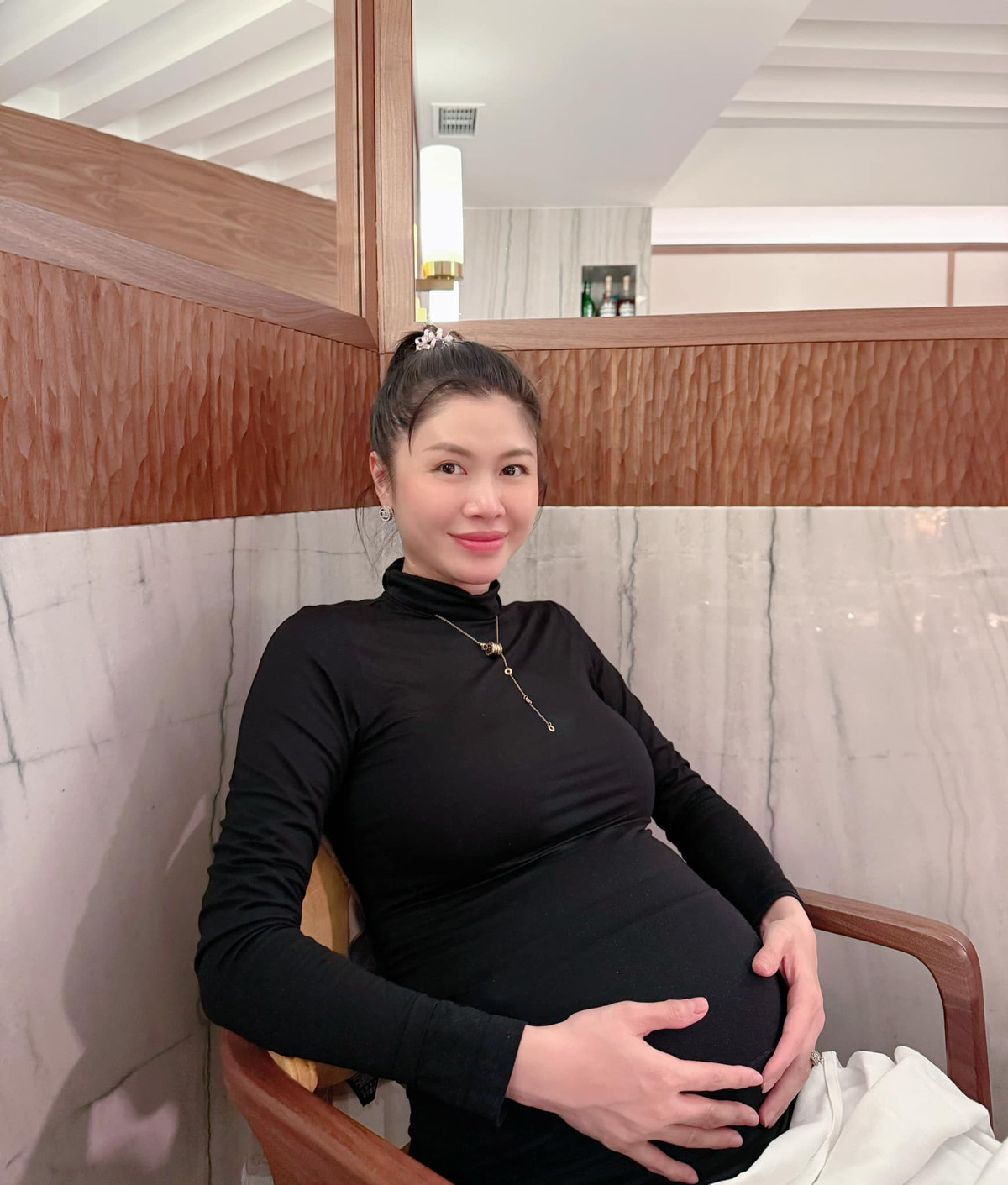 Dù bụng bầu ngày càng lớn nhưng vóc dáng của cô vẫn vô cùng thon gọn, không hề có dấu hiệu của sự sồ sề. Ảnh: FB Thuy Anh Le