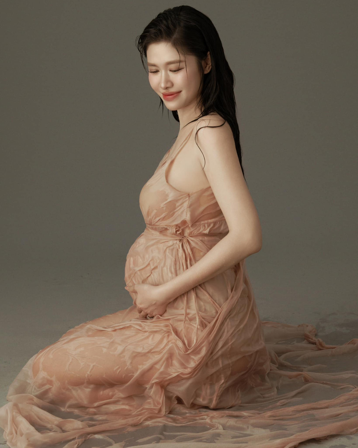 Thủy Anh, bà xã của nam ca sĩ Đăng Khôi luôn được biết đến với vẻ ngoài xinh đẹp và phong cách thời trang sành điệu. Ảnh: FB Thuy Anh Le