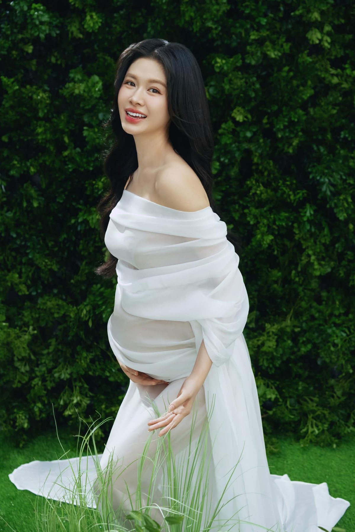 Cô vẫn tự tin diện những bộ cánh ôm sát, khoe khéo đường cong cơ thể. Ảnh: FB Thuy Anh Le