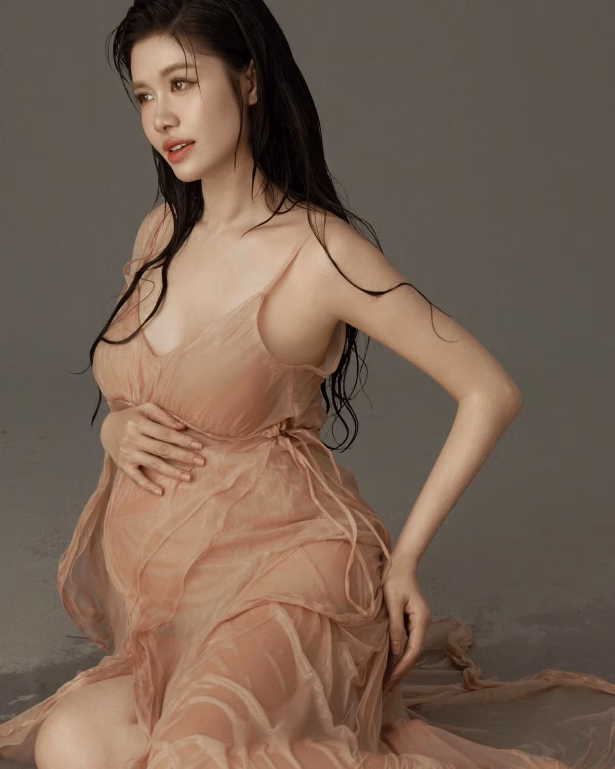 Ngay cả khi đang mang bầu lần ba, vợ Đăng Khôi vẫn giữ được vóc dáng thon gọn và thần thái rạng rỡ. Ảnh: FB Thuy Anh Le