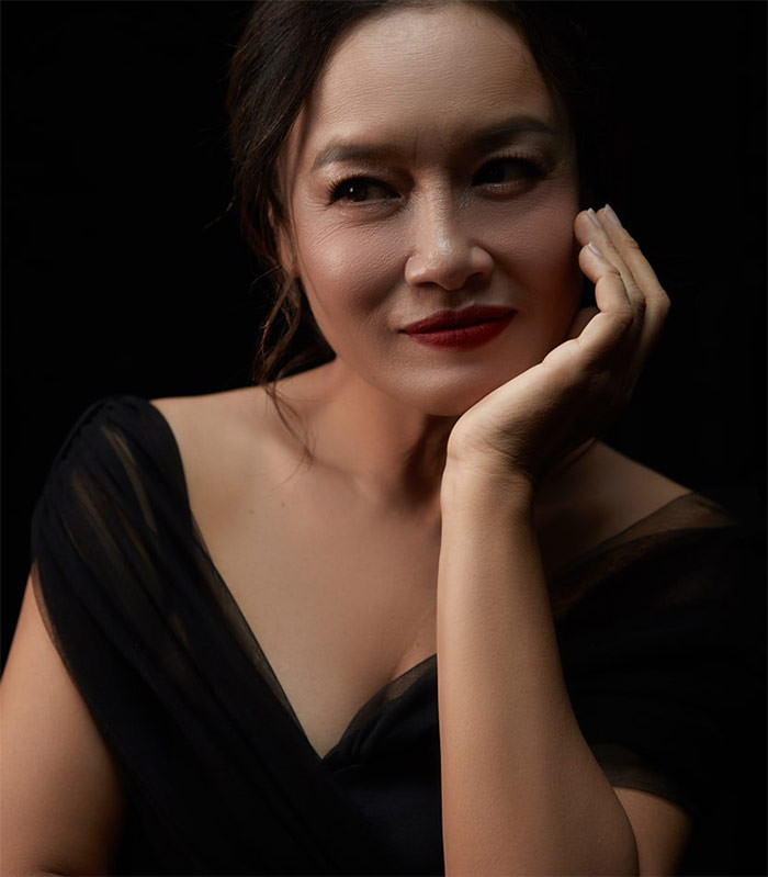 Diễn viên Tú Oanh (sinh năm 1968, quê gốc ở Hà Nội) tốt nghiệp Đại học Sân khấu và Điện ảnh, cùng lớp với Bùi Thạc Chuyên, Chiều Xuân, Phạm Cường, Giang Còi. "Năm thứ 3 Đại học Sân khấu và Điện ảnh, tôi từng muốn nghỉ vì tôi nghe lời một thầy giáo nói rằng, mình không đủ sắc đẹp để đảm nhận vai chính...", Tú Oanh chia sẻ với Dân Trí.