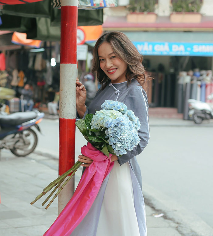 Sau một thời gian dài nghỉ việc để tập trung lo cho gia đình, cách đây 4 năm, nữ nghệ sĩ có sự trở lại với vai diễn bà Bích trong phim "Hương vị tình thân".