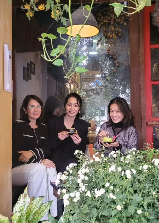 Ban đầu, Tú Oanh cùng mở hàng cho thuê áo cưới với nghệ sĩ Ngọc Huyền. Sau khi nghỉ kinh doanh áo cưới, Tú Oanh mở cửa hàng cà phê rồi kinh doanh homestay.