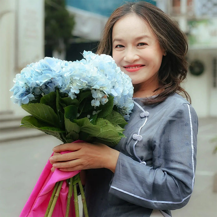 Tú Oanh là mẫu phụ nữ ba đảm đang, vừa hoàn thành công việc ở Nhà hát Tuổi trẻ vừa kinh doanh kiếm thêm thu nhập cho gia đình để chồng chuyên tâm cho công việc đạo diễn.