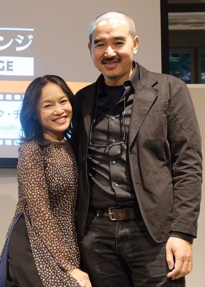 Chồng Tú Oanh là đạo diễn Thạc Chuyên, bạn học cùng lớp với cô tại trường Đại học Sân khấu và Điện ảnh. Hai người có với nhau ba con chung.