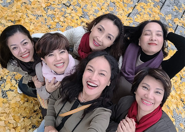 Hiện tại, khi các con đã lớn và cuộc sống gia đình ổn định, Tú Oanh có nhiều thời gian dành cho bản thân hơn. Cô cùng các bạn thân trong nhà hát thường rủ nhau đi chơi, du lịch tận hưởng những khoảnh khắc vui vẻ.