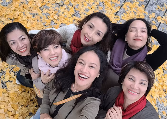 Hiện tại, khi các con đã lớn và cuộc sống gia đình ổn định, Tú Oanh có nhiều thời gian dành cho bản thân hơn. Cô cùng các bạn thân trong nhà hát thường rủ nhau đi chơi, du lịch tận hưởng những khoảnh khắc vui vẻ.