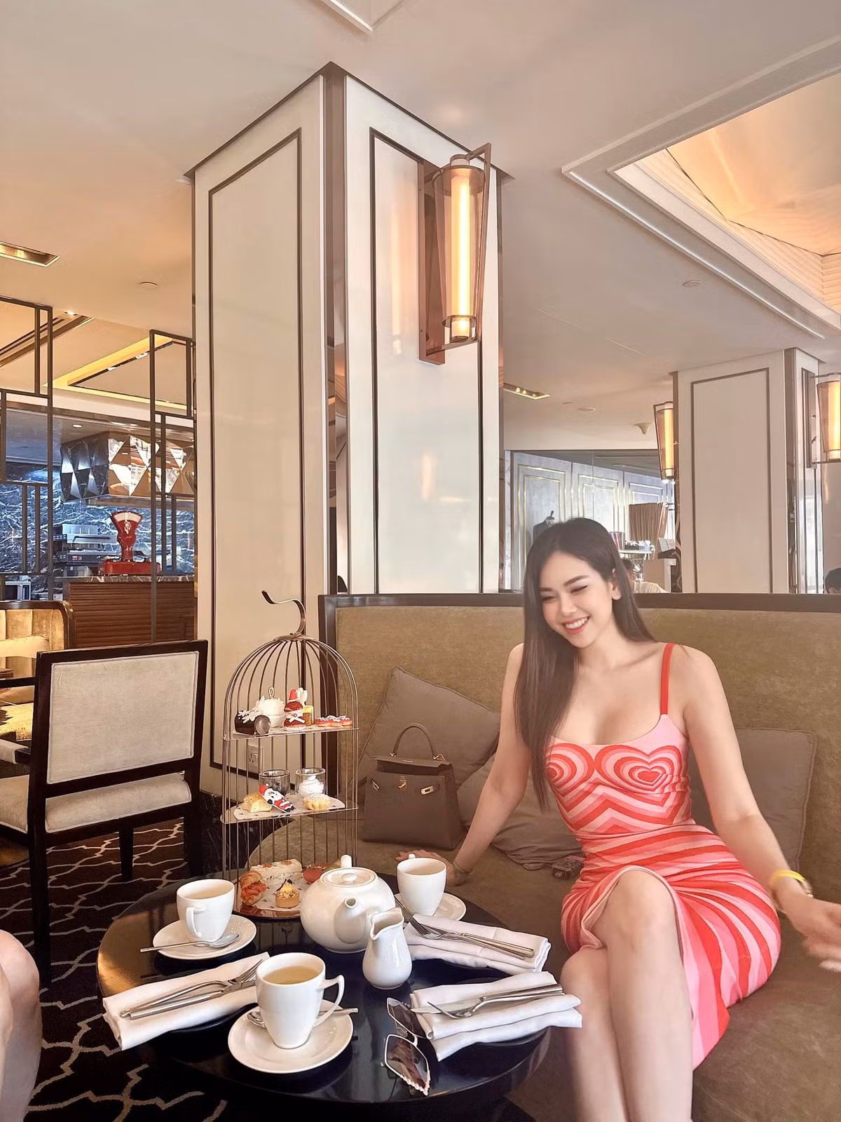 Thời gian gần đây cô nàng rất chăm chỉ diện trang phục hở bạo, khoe đường cong gợi cảm, hút mắt.