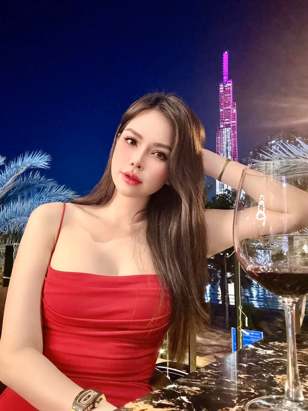 Vốn có vòng eo "con kiến", Đào Lan Phương ưa chuộng những kiểu váy bó sát thân hình.