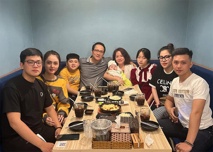 Hoàng Hải cùng vợ con, con rể, con dâu và cháu. (Ảnh: FB Hoàng Hải)