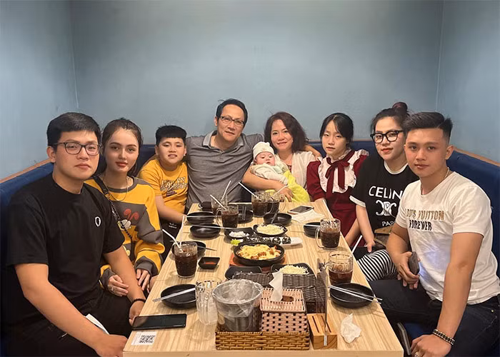 Hoàng Hải cùng vợ con, con rể, con dâu và cháu. (Ảnh: FB Hoàng Hải)