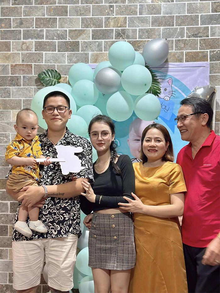 Nam diễn viên "Độc đạo" cũng đã lên chức ông nội, ông ngoại khi hai con lớn của anh đã lập gia đình và sinh con. (Ảnh: FB Hoàng Hải)