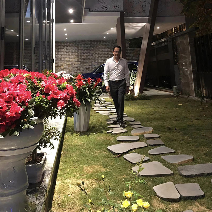 Nam diễn viên cùng vợ con hiện sống tại Đà Nẵng trong căn nhà rất khang trang. (Ảnh: FB Hoàng Hải)