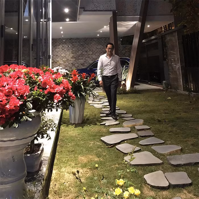 Nam diễn viên cùng vợ con hiện sống tại Đà Nẵng trong căn nhà rất khang trang. (Ảnh: FB Hoàng Hải)